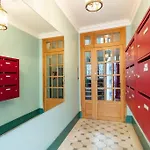 Excellent Pied A Terre Parisien