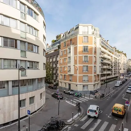 Excellent Pied A Terre Parisien *
