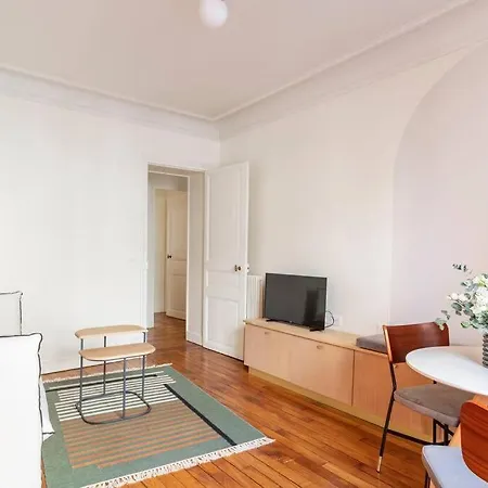 Excellent Pied A Terre Parisien *