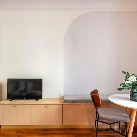 Excellent Pied A Terre Parisien Apartment *