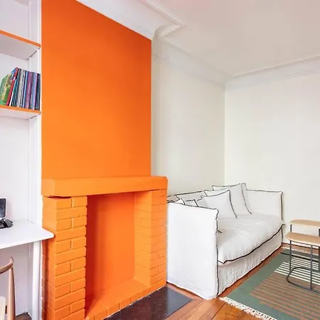 Excellent Pied A Terre Parisien
