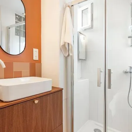 Excellent Pied A Terre Parisien Parigi